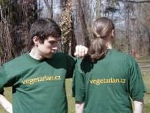 Trička např. v zelené barvě, mladý muž vlevo je vegetariánský kuchař